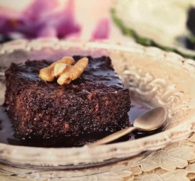 Η Αργυρώ Μπαρμπαρίγου προτείνει ένα εκπληκτικό γλυκό: Ζουμερή καρυδόπιτα με σιρόπι σοκολάτας