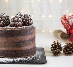 Ο Άκης Πετρετζίκης δημιουργεί ένα εντυπωσιακό γλυκό: Χριστουγεννιάτικη τούρτα σοκολάτα με κάστανο 