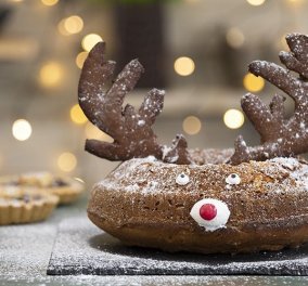 Ο Άκης Πετρετζίκης δημιουργεί: Το πιο γιορτινό και Χριστουγεννιάτικο κέικ... τάρανδος  