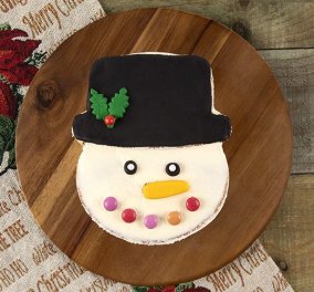 Ο Άκης Πετρετζίκης δημιουργεί απίθανο γιορτινό κέικ - χιονάνθρωπο - Να πως θα το φτιάξετε! 
