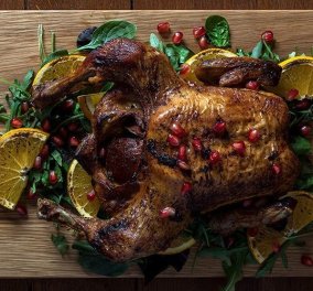 Ο Άκης Πετρετζίκης ετοιμάζει γιορτινό μενού: Ψητό κοτόπουλο με χριστουγεννιάτικα μπαχαρικά 