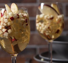 Ο Άκης Πετρετζίκης μας δείχνει πως να φτιάξουμε το πιο γιορτινό ποτό: Λευκή σαγκρία με μήλο και καραμέλα 