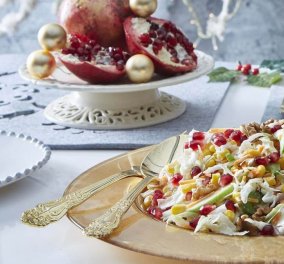 Η Αργυρώ Μπαρμπαρίγου μας προτείνει μια εύκολη Χριστουγεννιάτικη σαλάτα με λάχανο, ρόδι & ξινόμηλο   