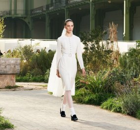 Εμπνευσμένη από τα παιδικά χρόνια της Chanel η εντυπωσιακή συλλογή "Άνοιξη - καλοκαίρι 2020" - Δείτε 60 φωτογραφίες με υπέροχα ταγιέρ, φορέματα & κουστούμια 
