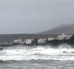 Βίντεο: Θυελλώδεις άνεμοι πλήττουν την Άνδρο & την Τήνο: Τεράστια κύματα «χτυπούν» τις ακτές τους με μανία 