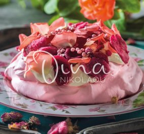 Ετοιμάζεστε για τον Άγιο Βαλεντίνο; Η Ντίνα Νικολάου μας έχει το απόλυτο γλυκό για την ημέρα - Πάβλοβα τριαντάφυλλο