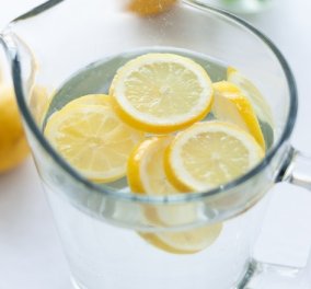 Θέλετε να βελτιώσετε την υγεία σας με φυσικό τρόπο; Πιείτε νερό με λεμόνι!