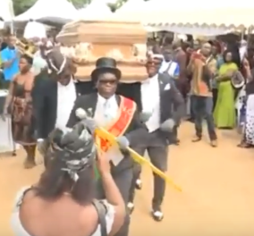 Black χιούμορ: Οι νεκροθάφτες - χορευτές στην Γκάνα είναι το πιο trendy viral του lockdown (βίντεο)