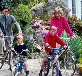 Συγκινεί το σκίτσο της Πριγκίπισσας Diana με τους ενήλικες πια William & Harry - Χαμογελαστή, αγκαζέ με τα αγόρια της (φωτό)