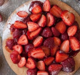 Θεϊκό γλυκό από τον Στέλιο Παρλιάρο - Πίτα με ζουμερές φράουλες