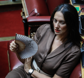 Η Νόνη Δούνια στην Βουλή με στυλ – Υπέρκομψο σοκολά φουστάνι, κατάμαυρα μακριά μαλλιά & βεντάλια στο χέρι (φωτό)