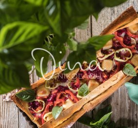 Καλοκαιρινή τάρτα με κρέμα τυριών, πιπεριές & λαδοτύρι από τη Ντίνα Νικολάου