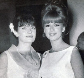 Απίθανη φωτό με τις αξέχαστες πρωταγωνίστριες σε πάρτι 60's  - Aλίκη και Τζένη με κώτσους , μουσελίνες και φορέματα από καλές μοδίστρες της εποχής 