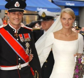 19 χρόνια γάμου για τον πρίγκιπα Haakon & την Mette-Marit της Νορβηγίας - Το πολύ εντυπωσιακό minimal νυφικό & η 12οροφη τούρτα (φωτό)