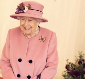 Η επανεμφάνιση της βασίλισσας Ελισάβετ: Με ροζ κουφετί σύνολο εγκαινίασε επιστημονικό κέντρο μαζί με τον πρίγκιπα William- Όλο χαμόγελα & χωρίς μάσκα (φωτό)