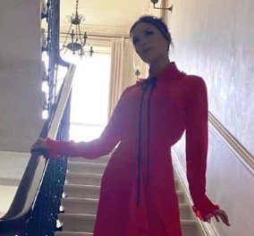 H Victoria Beckham με κατακόκκινο αλά "Σκάρλετ" φόρεμα & μωβ ψηλοτάκουνες γόβες σε γιορτινό γύρισμα - Σούπερ εμφάνιση 1900 λιρών (φώτο)