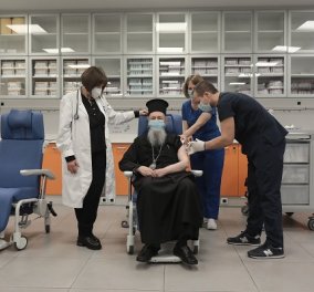 Ο νοσηλευτής Θεούλης εμβολίασε τον Μητροπολίτη Ιερόθεο: Είμαι ο πρώτος ιεράρχης στην Ευρώπη που εμβολιάστηκε (βίντεο)