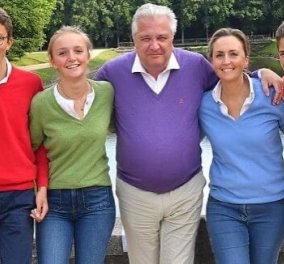 Laurent του Βελγίου: Η νέα οικογενειακή φωτό του αδελφού του βασιλιά Φίλιππου- Χαλαρά με τα τζιν τους & χρωματιστά πουλοβεράκια ο πρίγκιπας, η γυναίκα του & τα 3 παιδιά τους