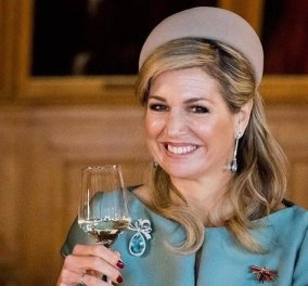 Η βασίλισσα Μάξιμα της Ολλανδίας μας εύχεται Καλή Χρονιά: Με ένα ποτήρι κρασί και απίστευτο πετρόλ σύνολο (φωτό)