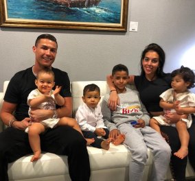Η πιο γλυκιά οικογενειακή φωτογραφία - Ο Cristiano Ronaldo στο κρεβάτι με την αγαπημένη του & τα τρία τους παιδιά 