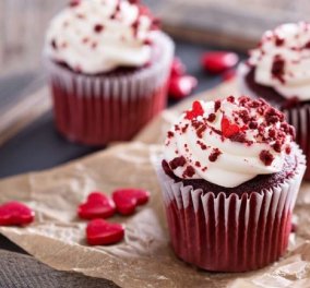 Αργυρώ Μπαρμπαρίγου: Αφράτα, ζουμερά και κατακόκκινα red velvet cupcakes - Ο έρωτας είναι γλυκός!