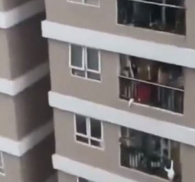 Ντελιβεράς - ήρωας έπιασε στον αέρα κοριτσάκι 2 ετών: Η στιγμή που το παιδί πέφτει από τον 12ο όροφο πολυκατοικίας (βίντεο)