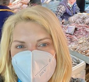 Η Ελένη Μενεγάκη στην Βαρβάκειο: Τα ψώνια της Καθαράς Δευτέρας με μάσκα (φωτό)