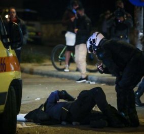 Και τώρα τι, ποιος φταίει; Καρέ - καρέ τα 2,5 λεπτά στην Νέα Σμύρνη με το ξυλοκόπημα του αστυνομικού από κουκουλοφόρους - Βίντεο & επεισόδια βίας & ντροπής 