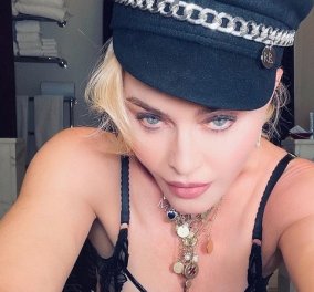 Η 62χρονη Madonna σε μια στιγμή αναστοχασμού: Με κάλτσες, καπέλο και μαύρα δαντελωτά εσώρουχα (φωτό)