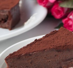Στέλιος Παρλιάρος: Νηστίσιμη τούρτα με σοκολάτα και ταχίνι - Κατάλληλη και για όσους δεν τρώνε γλουτένη