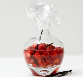 Ο Στέλιος Παρλιάρος υποδέχεται την άνοιξη με ένα πολύ "έμπειρο" σπιτικό ποτό - Υπέροχο λικέρ φράουλα - Το τέλειο κέρασμα 