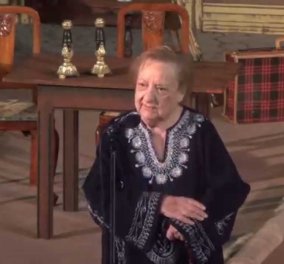  Υπέροχη στα 98 της η Ροζίτα Σώκου - Η θρυλική κριτικός απαγγέλει για τον έρωτα με  τον Σπύρο Μπιμπίλα (φώτο-βίντεο)