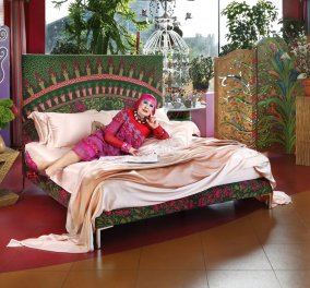 Λατρεία τα κρεβάτια που σχεδίασε η Zandra Rhodes για την Savoir - Ο οίκος που μάγεψε την Ελίζαμπεθ Τέιλορ  & η designer που έντυνε την Νταϊάνα  (φώτο) 