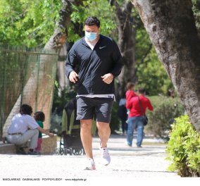 Για τζόκινγκ στον Εθνικό Κήπο ο Βασίλης Κικίλιας - Σε άψογη φόρμα με αθλητικό look ο υπουργός υγείας (φώτο)