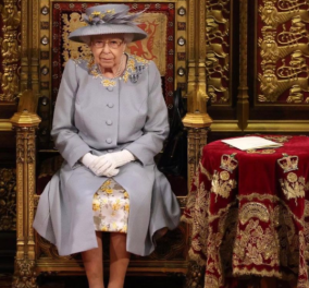 Βασίλισσα Ελισάβετ: Ο πρώτος της λόγος στη Βουλή των Λόρδων, μετά τον θάνατο του Πρίγκιπα Φίλιππου - Με μωβ σύνολο & κίτρινα λουλούδια (φωτό - βίντεο) 