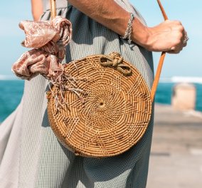 Οι τσάντες που θα πάρουμε φέτος μαζί μας στην παραλία: Με δίχτυ, ψάθινες ή tote - έχουν στυλ και τα χωράνε όλα (φωτό)