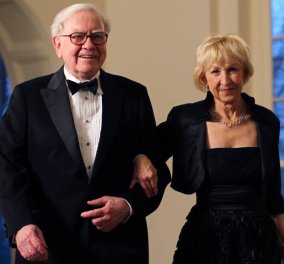 Warren Buffett: Ο "σοφός" των 100 δισ. - Η ερωμένη από το 1977 - Ο γάμος μετά το θάνατο της συζύγου - Η εγγονή που αποκλήρωσε - Η φιλανθρωπία & οι σκοποί της (φώτο)