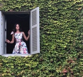Η Δωροθέα Μερκούρη ξεπροβάλλει από το παράθυρο! Ετοιμάζει κάτι πολύ «νόστιμο» στην πανέμορφη Τοσκάνη (φωτό)