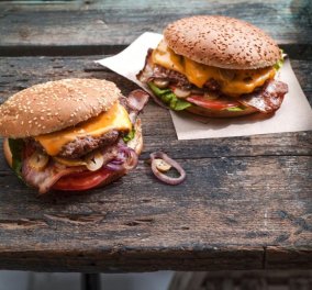 Αργυρώ Μπαρμπαρίγου: Ζουμερό cheeseburger  - Τα ζουμάκια του ποτίζουν το ψωμί του burger & είναι το κάτι άλλο