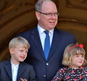 Στο μπαλκόνι του παλατιού ο πρίγκιπας Αλβέρτος του Μονακό με τα δίδυμα πριγκιπόπουλα Γκαμπριέλα & Ζακ: Ξανά απούσα η Σαρλίν (φωτό & βίντεο)