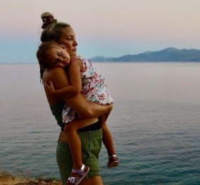 Η Kate Hudson μια κανονική μαμά σε... διακοπές: Η τρυφερή αγκαλιά με τη 2χρονη Rani στη θάλασσα, η μισοκοιμισμένη πιτσιρίκα (φωτό) 