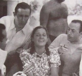 Σπάνια vintage pic: Η Ρένα Βλαχοπούλου μικρή, τραγουδάει στους συμπατριώτες της στην Κέρκυρα - κοτσιδάκια & απίστευτο ύφος