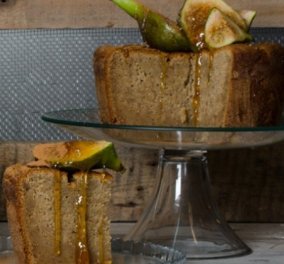 Ο Στέλιος Παρλιάρος προτείνει ένα γλυκό για εκλεπτυσμένους ουρανίσκους: Κέικ με αμύγδαλα και φρέσκα σύκα 