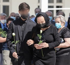 Κηδεία Άκη Τσοχατζόπουλου: Με μαύρο μαντήλι η Βίκυ Σταμάτη, αγκαζέ με τον 14χρονο γιο τους Άκη junior (φωτό)