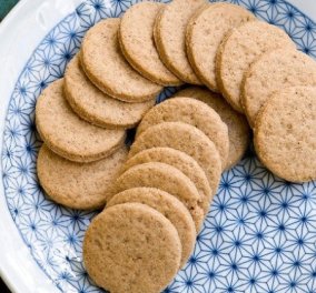 Στέλιος Παρλιάρος: Πεντανόστιμα μπισκότα μαστίχας με αλεύρι ολικής – Ελαφριά και μοσχομυριστά 