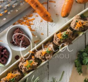 Ντίνα Νικολάου: Φτιάχνει χρωματιστό χούμους με καρότα και πάστα ελιάς – Το τέλειο ορεκτικό 
