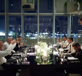 EUMED 9: Οι φωτό από το δείπνο των ηγετών στο «Σταύρος Νιάρχος» - χαλαρή ατμόσφαιρα με φόντο τη νυχτερινή Αθήνα