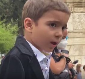 Ο καλύτερος αποχαιρετισμός: Ο 5χρονος Αναστάσης τραγούδησε το «Σώπα όπου να’ ναι θα σημάνουν οι καμπάνες» έξω από την Μητρόπολη (βίντεο)