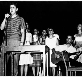 Vintage pic: Όταν ο Μίκης Θεοδωράκης φιλούσε τρυφερά την Τζένη Καρέζη - Σπάνιο στιγμιότυπο 