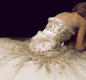 Tα μυστικά ενός θρυλικού φορέματος: 1000 ώρες εργασίας για τη Chanel τουαλέτα  στην αφίσα της ταινίας "Spencer" - Η Νταϊάνα δεν τη φόρεσε ποτέ (φώτο)